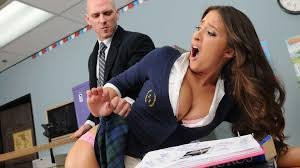 سكس جوني سينس يتعصب علي الطالبة ويفشخ كسها