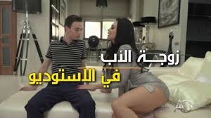 سكس مترجم عربي – ابن بيروح لزوجة ابوه في الاستوديو ويتنيكها